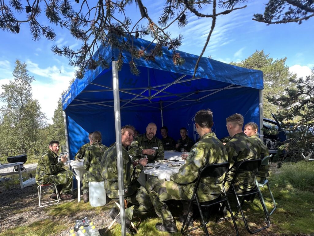 Puffbild: Smaker från norr om Dalälven när Falu Soldathem överraskar i fält