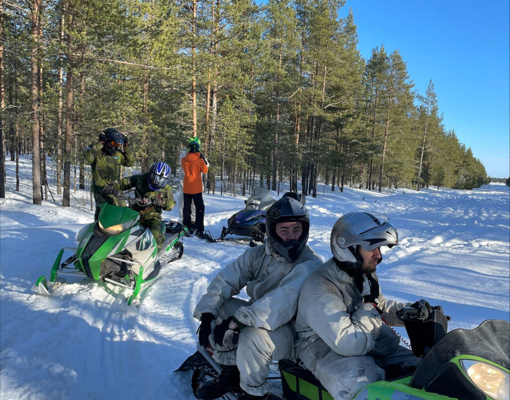 Puffbild: Uppskattad snöskoterutbildning vid Luleå Soldathem