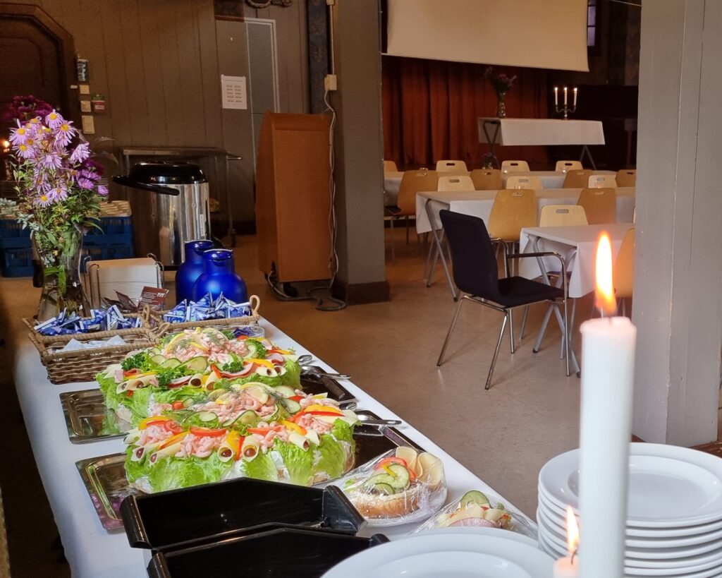 Skövde Soldathem interiör, smörgåstårta i förgrunden.