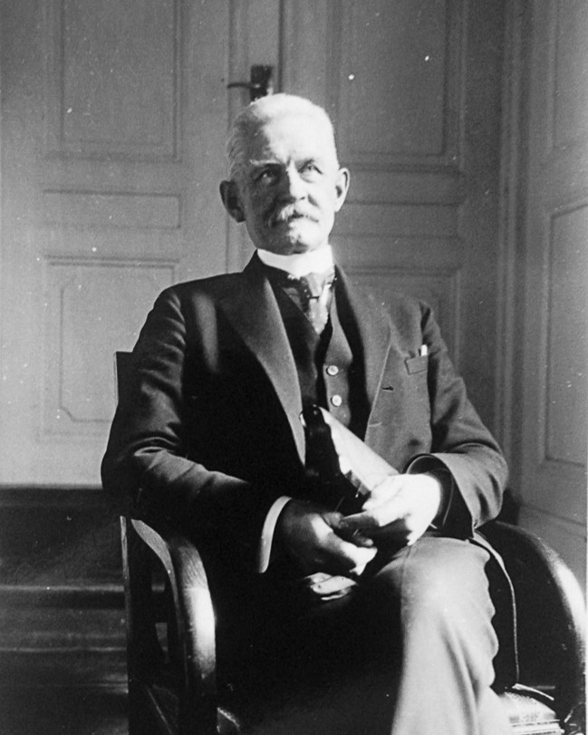 Gammal svartvit porträttbild av överste Herman Dillner.
