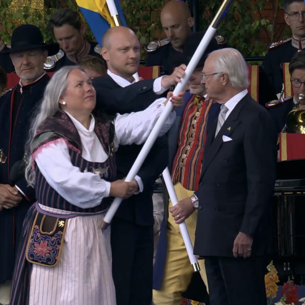 Puffbild: Svenska Soldathemsförbundet tilldelades fana av H.M. Konungen