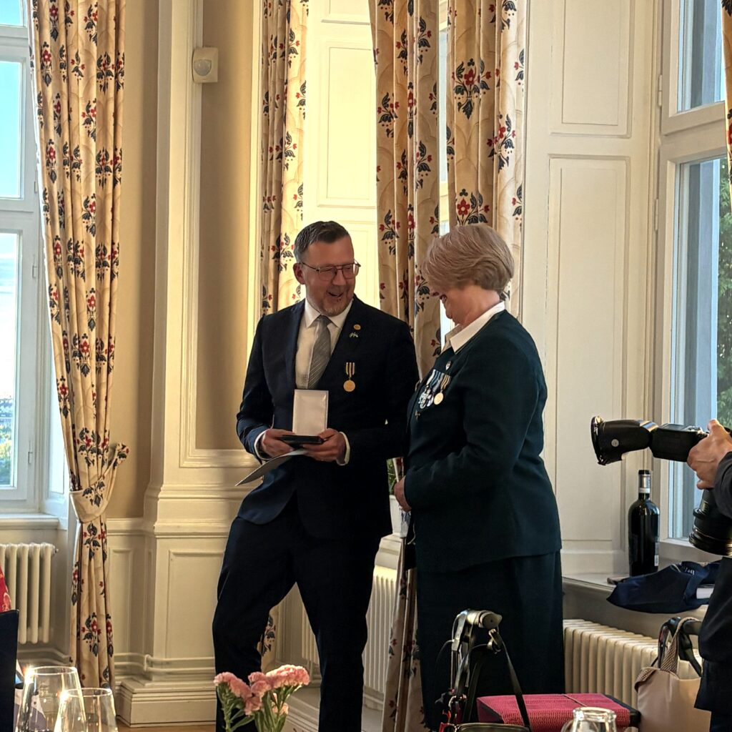Puffbild: Generalsekreterare Andreas Philipsson tilldelas ”Sotilaskotiansioristi nr. 1265”